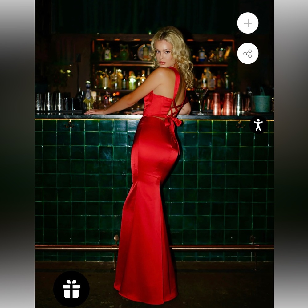 Miss Circle Size M Red Gown